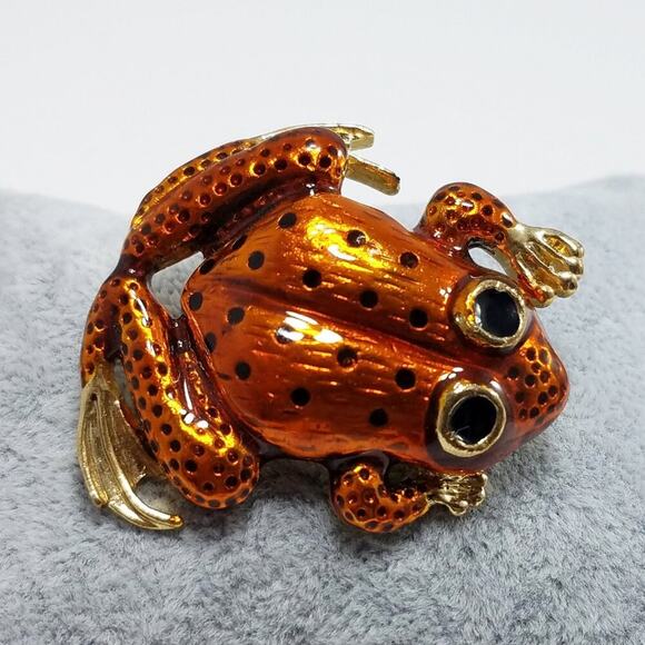Vintage Rusty Orange Enamel Frog Brooch, Gold Tone, 1980s, 1 3/4 Inches - Picture 8 of 10